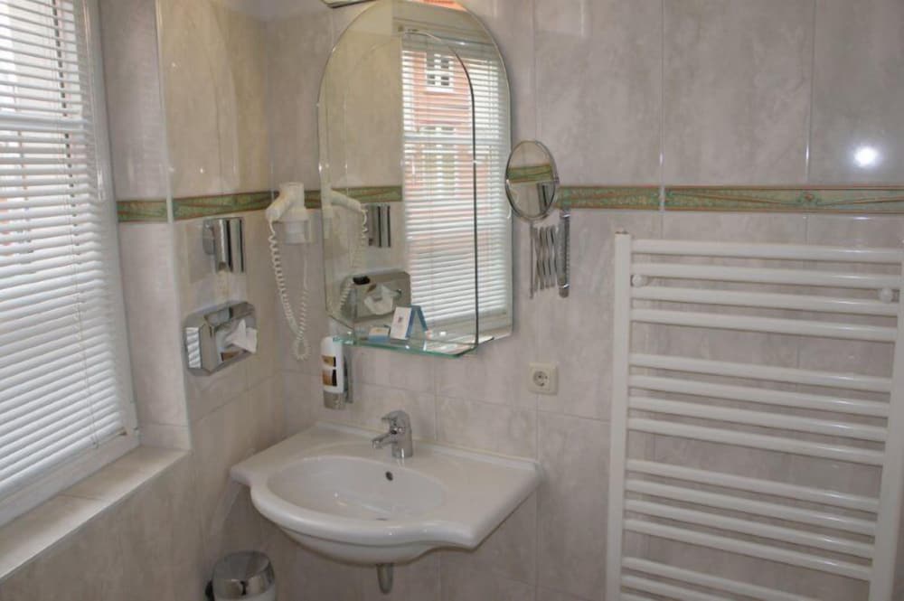 Bathroom sink