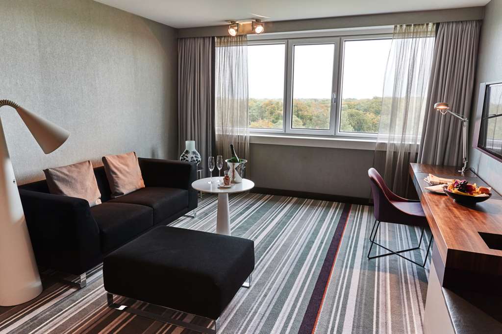 Steigenberger Airport Hotel, Frankfurt, Germany - Junior Suite, Living Area