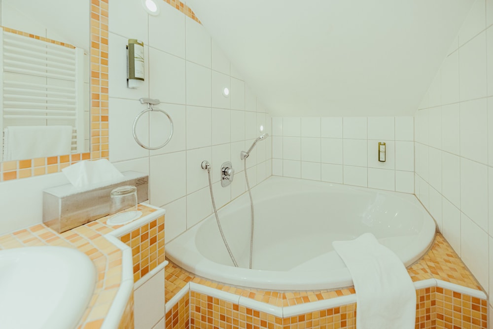 Deep soaking bathtub
