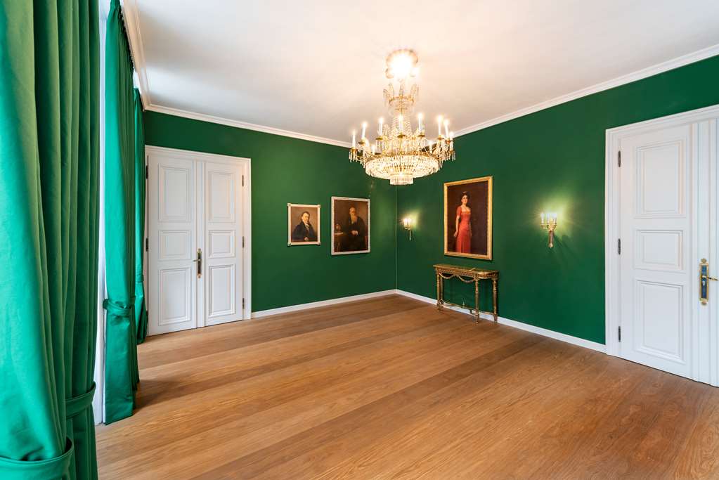 HBH Palais Montgelas Promenade Salon Blick Eingang und Blick Verbindungst re DanielSchvarcz