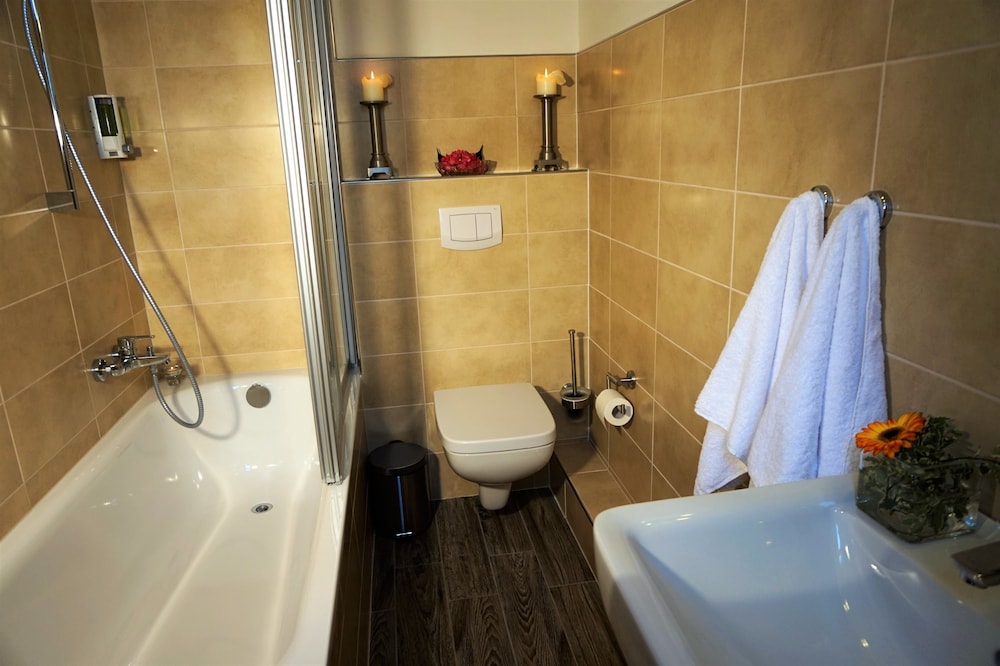 Deep soaking bathtub