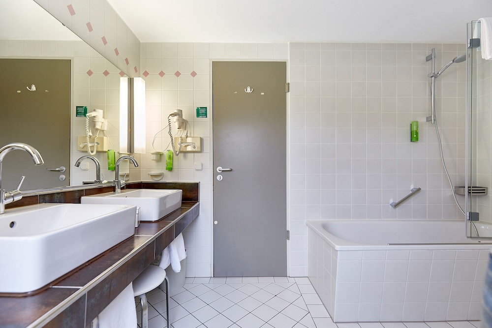 Deep soaking bathtub