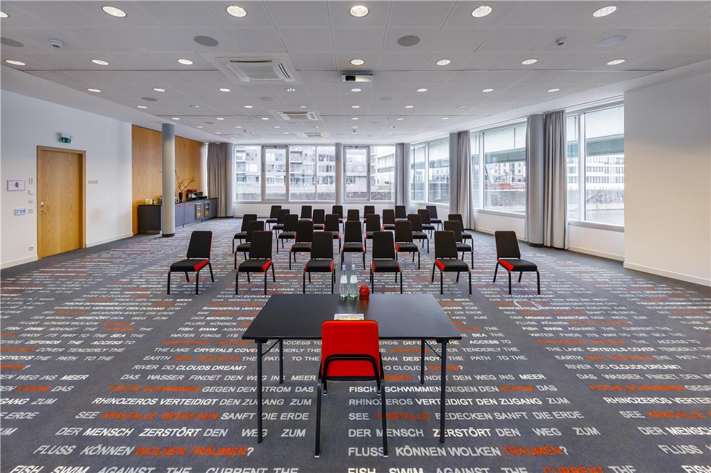 Seo Theater hinter Moderator mittig