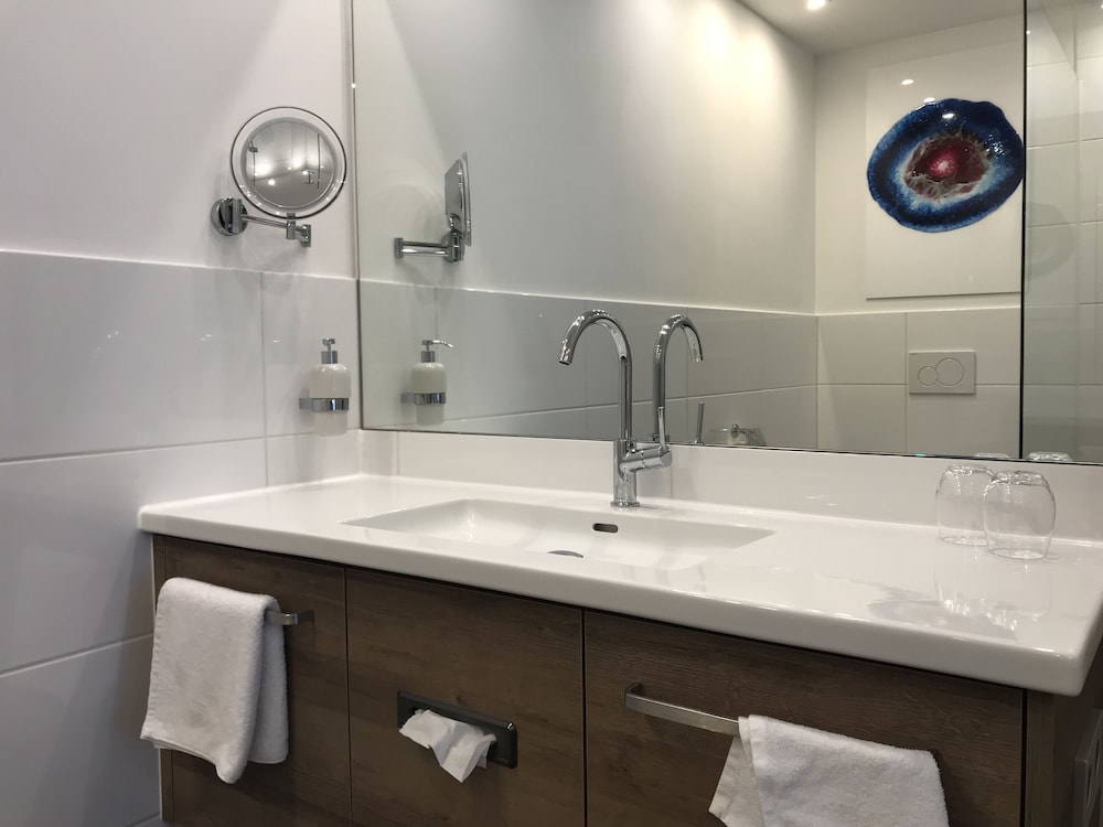 Bathroom sink