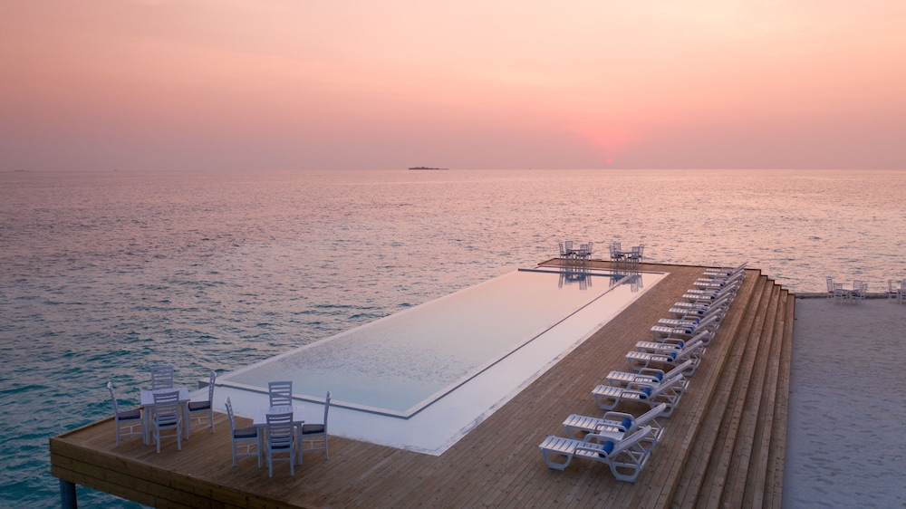 Infinity pool