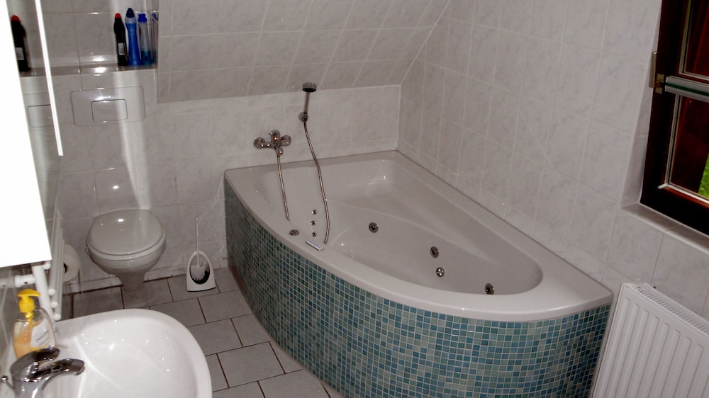 Jetted tub