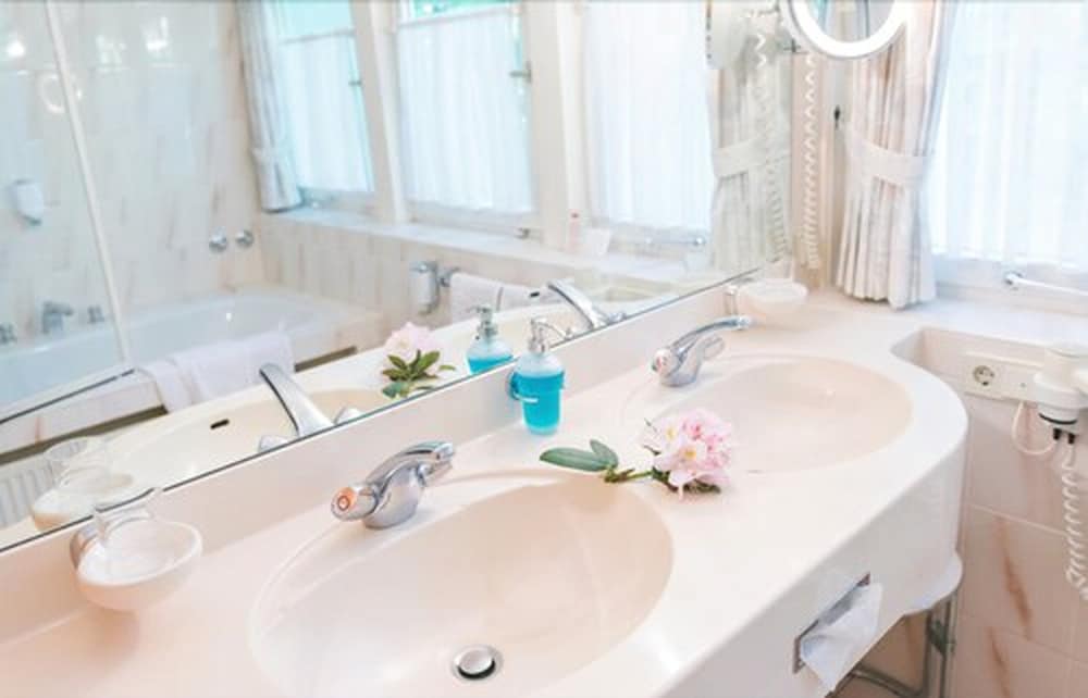 Bathroom sink