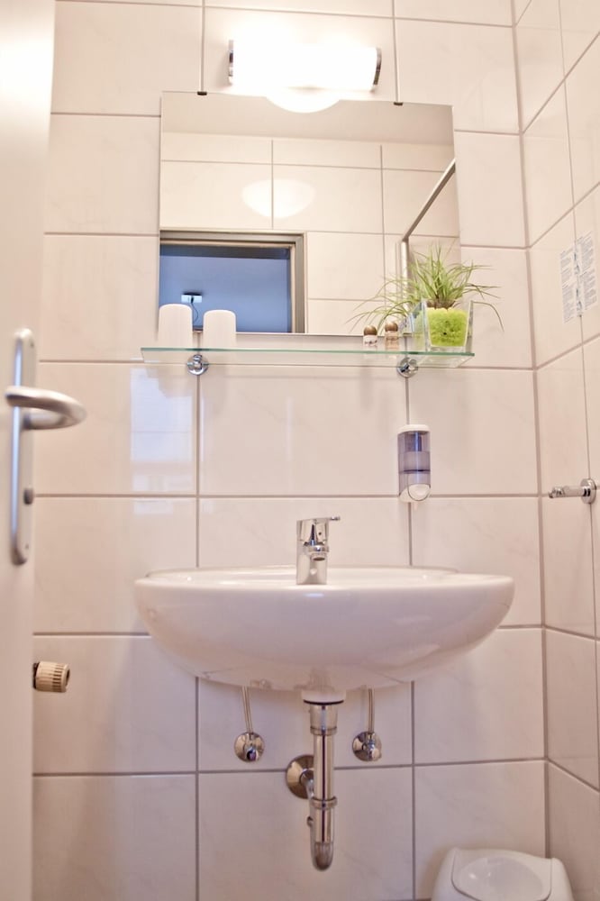 Bathroom sink