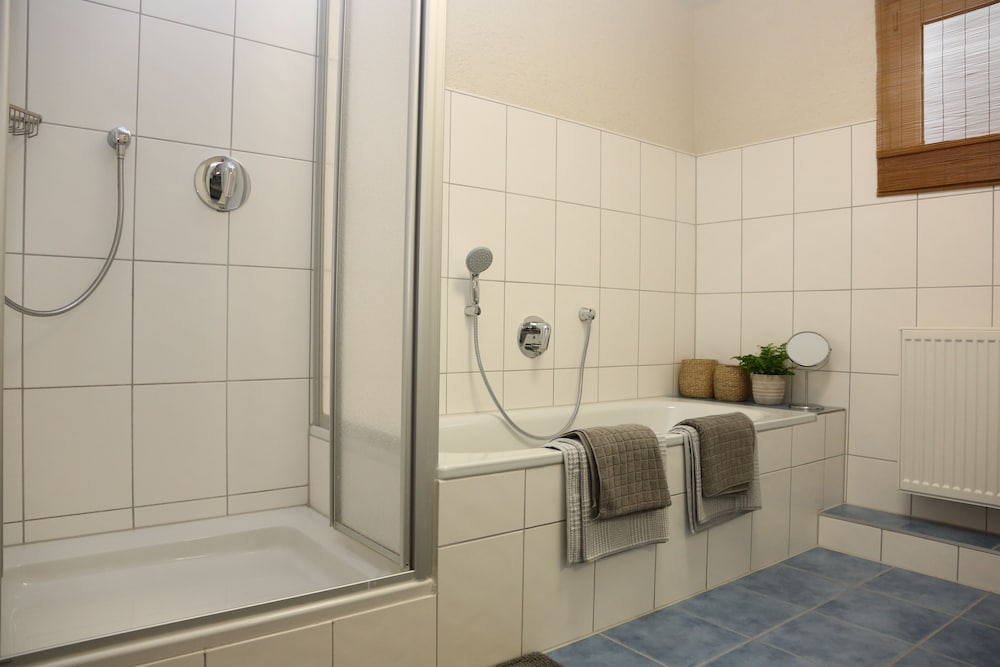 Deep soaking bathtub
