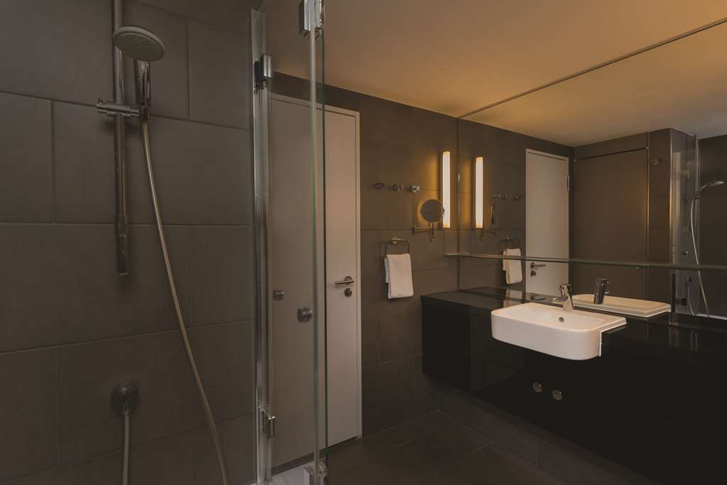 adina apartment hotel hackescher markt one bedroom apartment bathroom