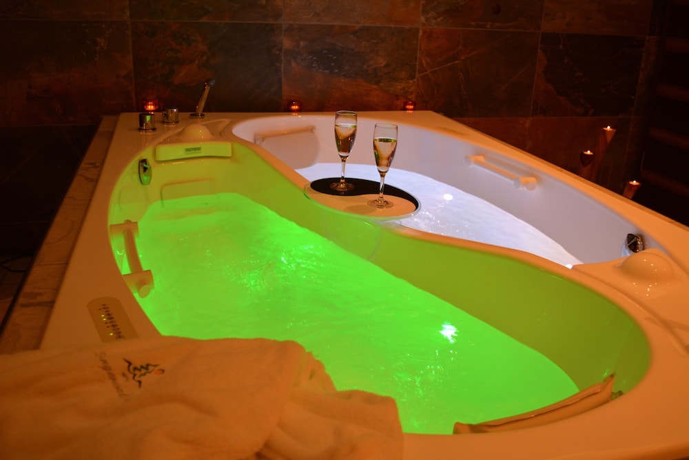 Indoor spa tub