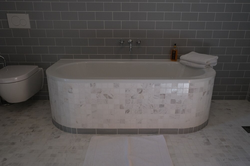 Deep Soaking Bathtub