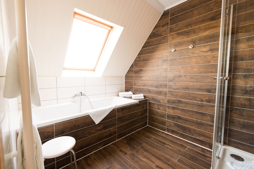 Deep soaking bathtub