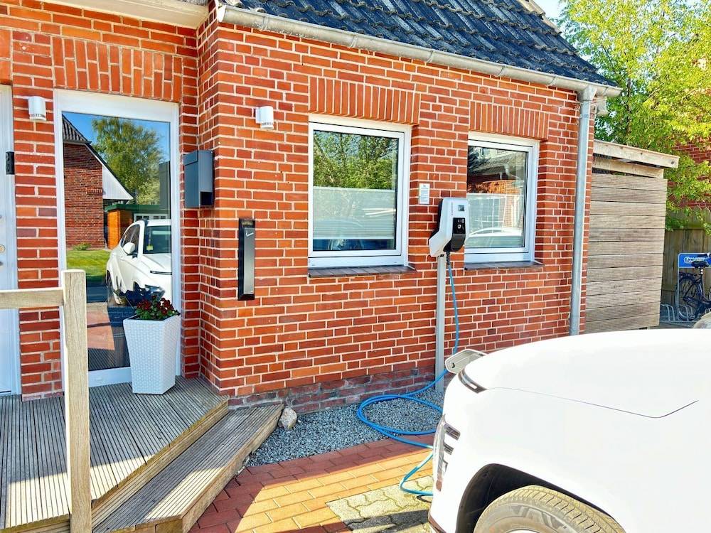 Electric vehicle charging station