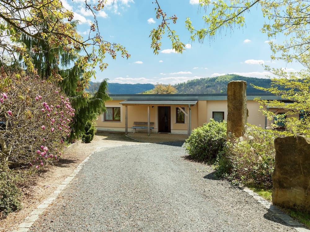 Gemutliches Ferienhaus mit Swimmingpool in Sebnitz