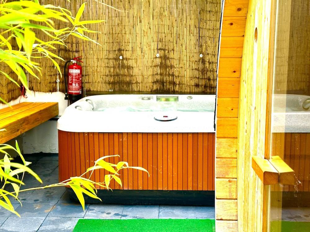 Private spa tub