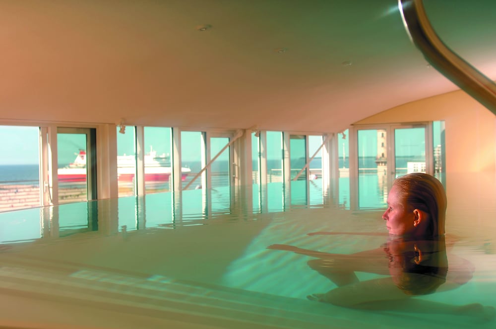 Indoor/outdoor pool