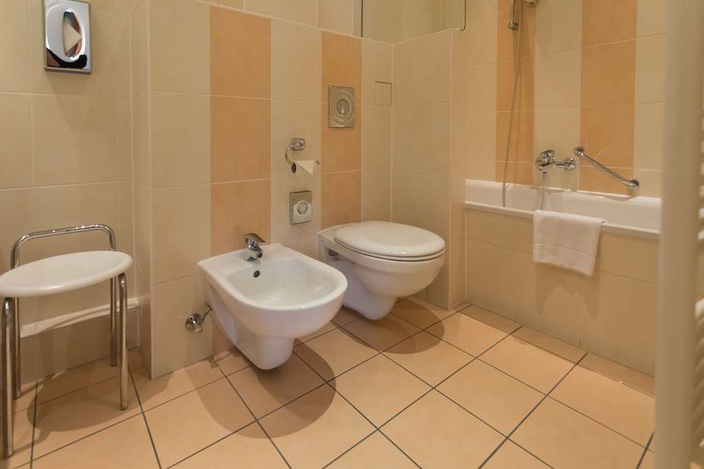 Bathroom Double room_TOP VCH Hotel Albrechtshof Berlin