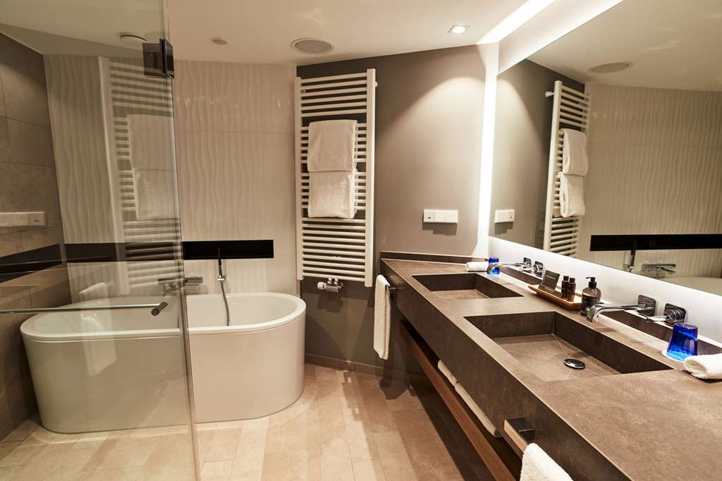 Steigenberger Hotel Hamburg - Junior Suite Bathroom