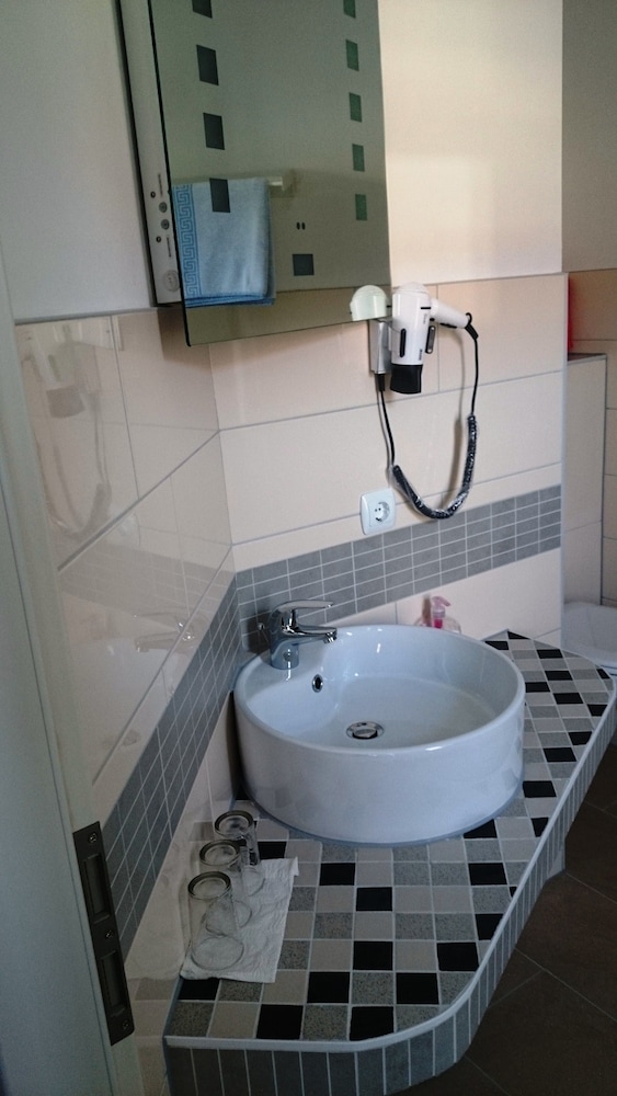 Bathroom sink