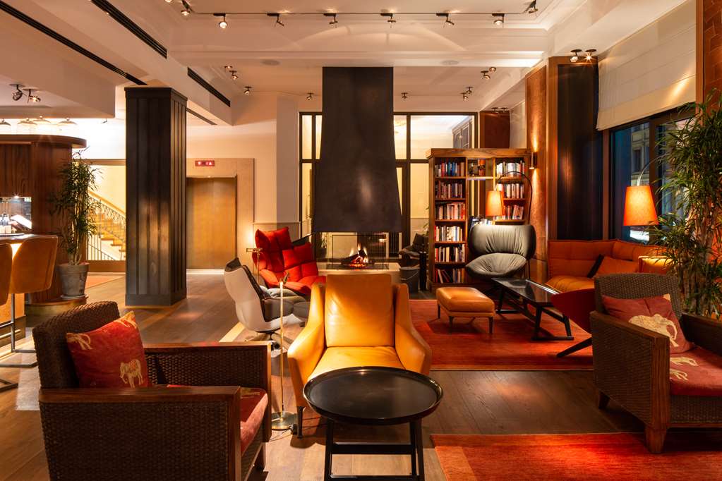 Orania Berlin lounge by night