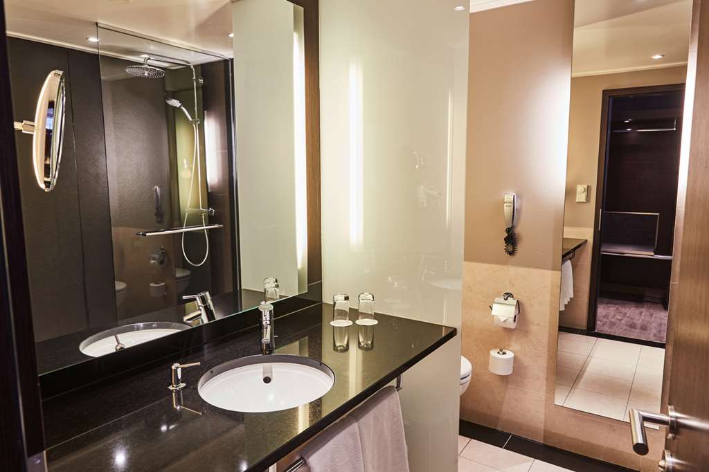 Steigenberger Hotel De Saxe - Dresden - Germany - Bathroom