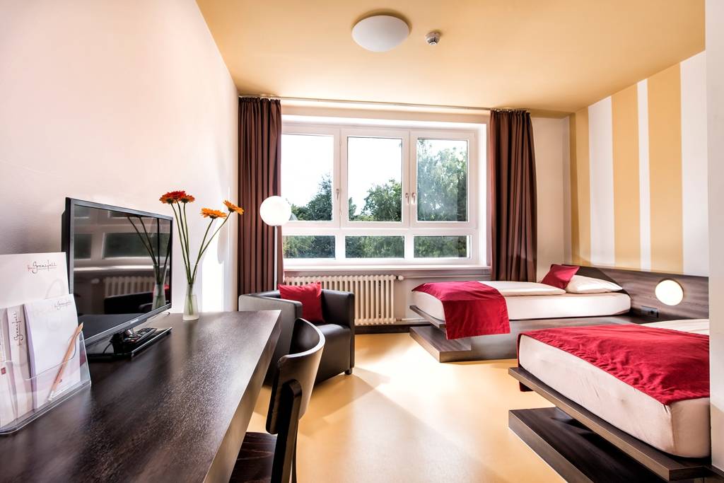 Double or twin bed room with garden view