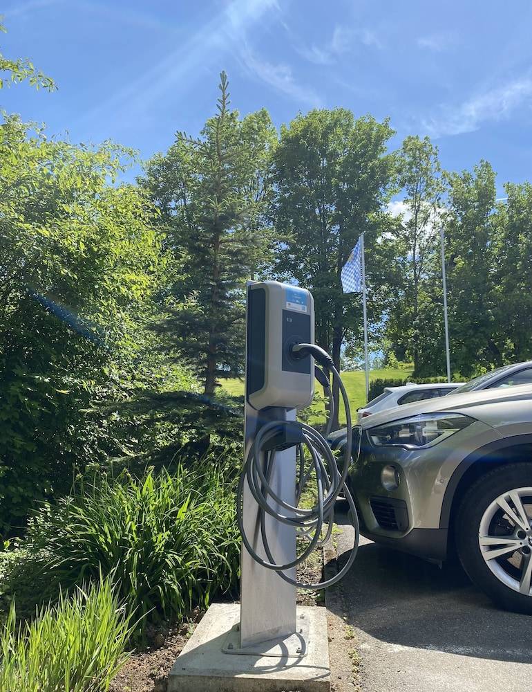Electric vehicle charging station
