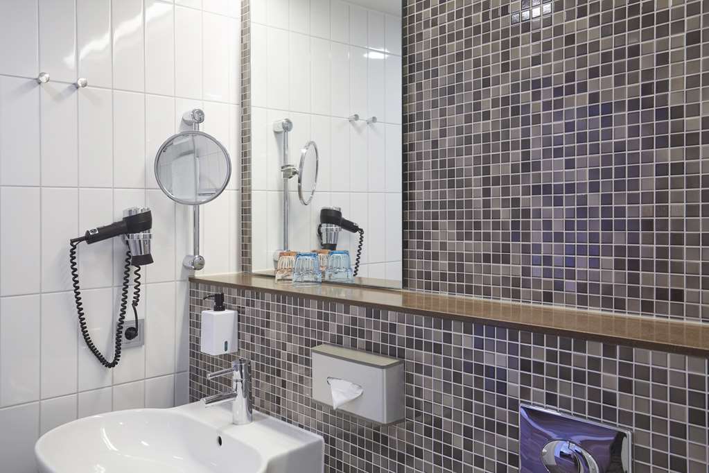 Scandic Berlin Potsdamer Platz room standard bathroom