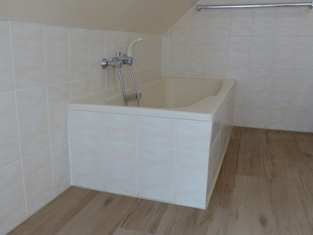 Deep soaking bathtub