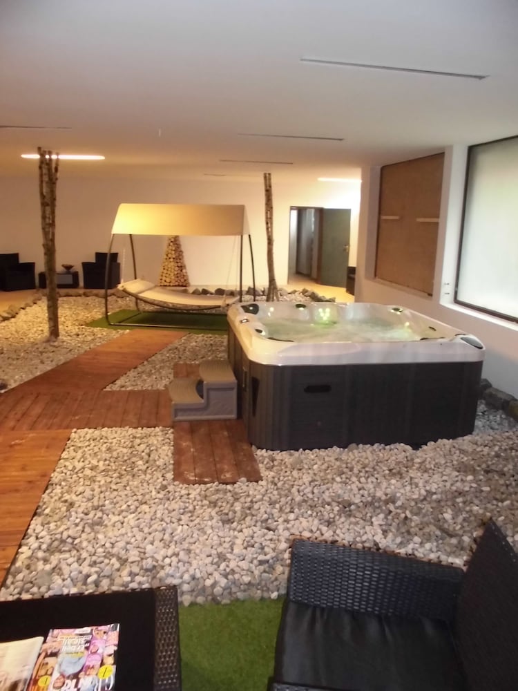 Indoor spa tub