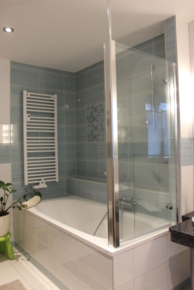 Deep soaking bathtub