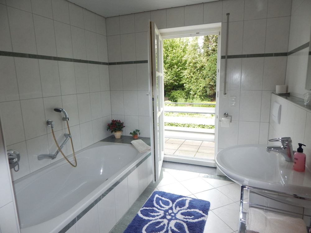 Deep soaking bathtub