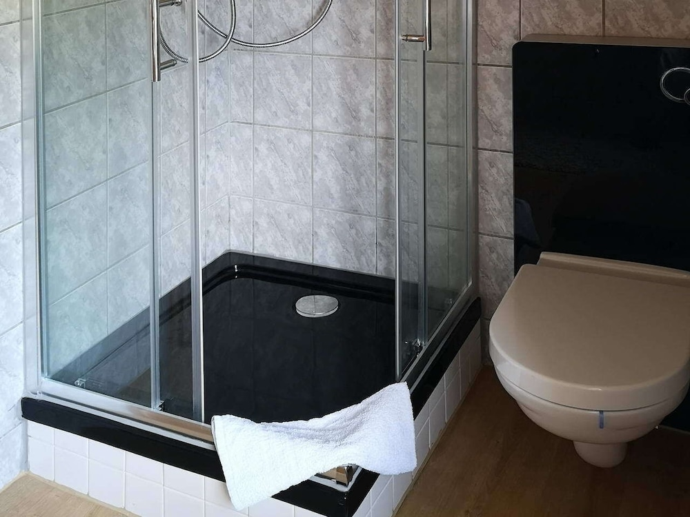Deep soaking bathtub