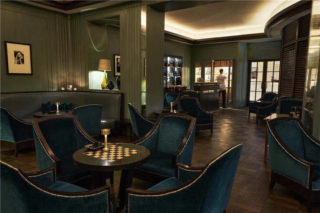 Elephant Bar / Smokers Lounge