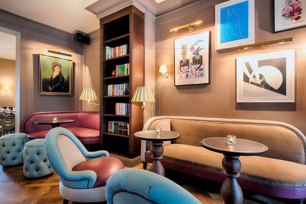 Lobby lounge