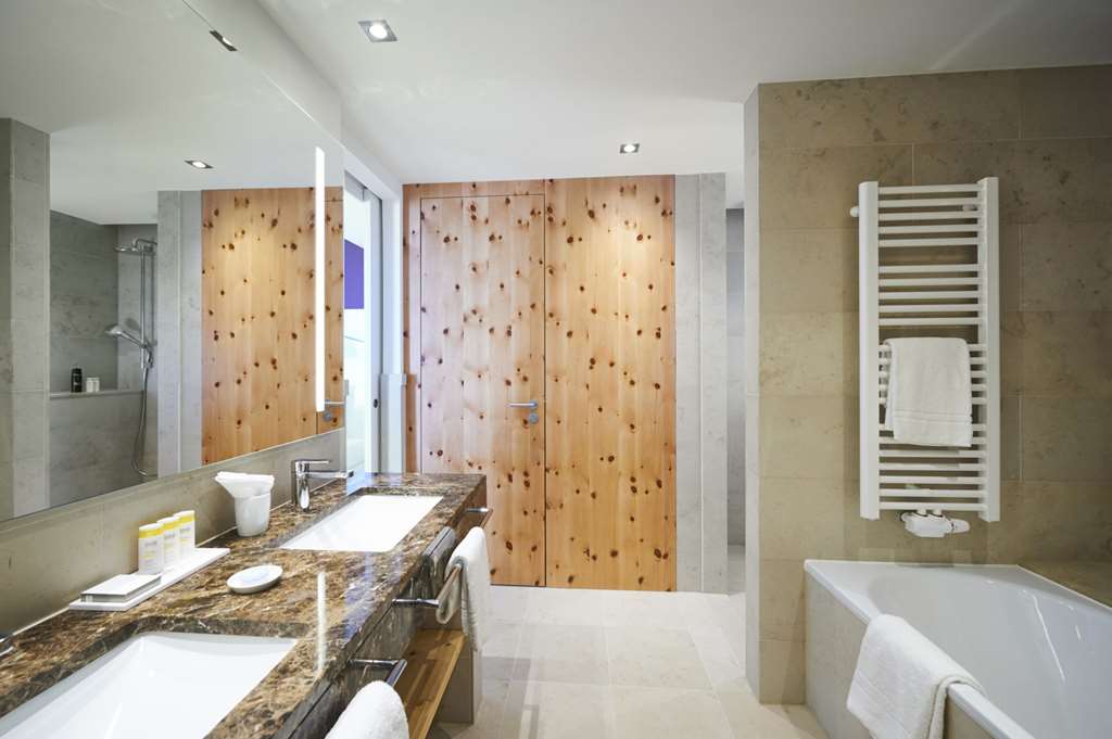 HotelThermeTeinach Thermenfl gel JuniorSuite OG Badezimmer