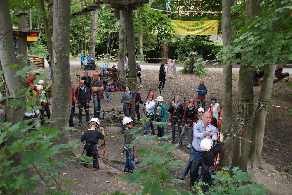 Ropes course (team building)