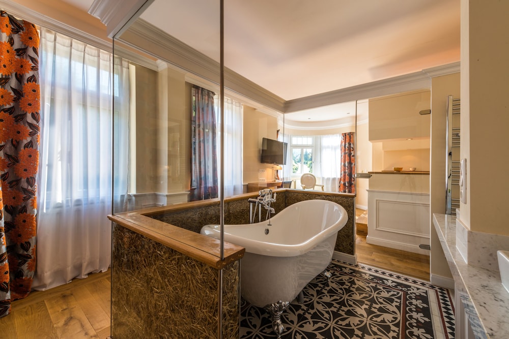 Deep soaking bathtub