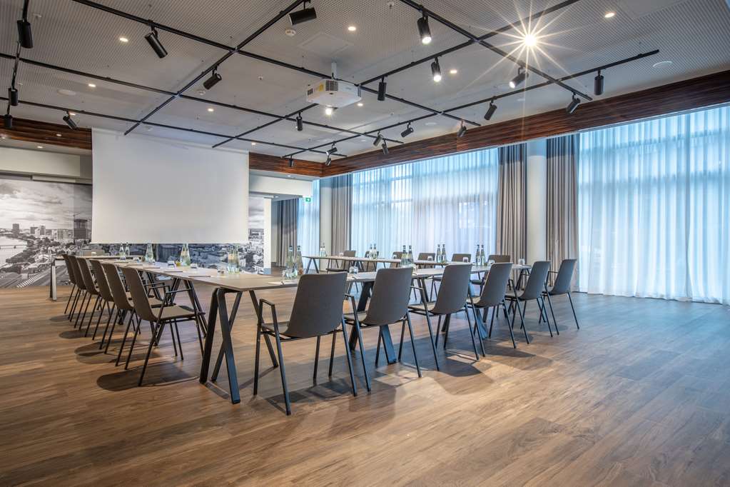 Atelier meeting room with U-shape setup