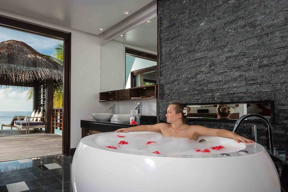 Deep soaking bathtub