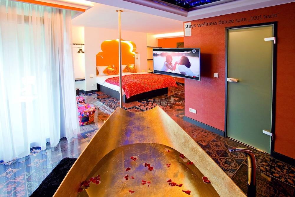 Deep soaking bathtub