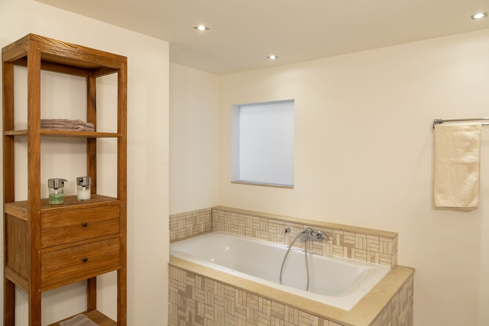 Deep soaking bathtub
