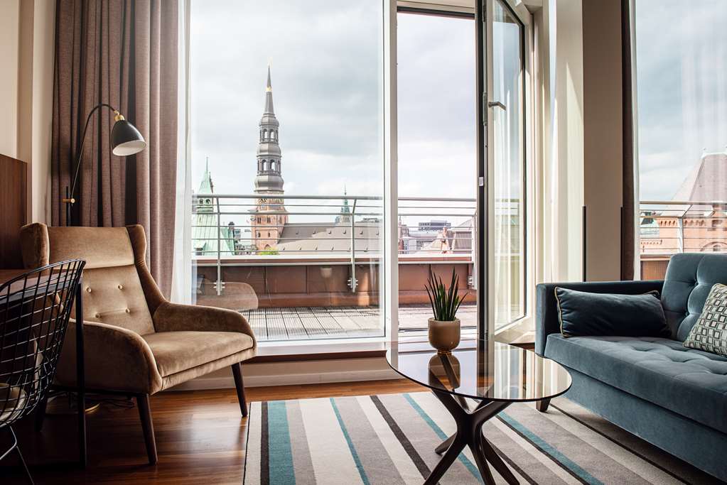 ameron speicherstadt zimmer juniorsuite speicherstadt wohnraum sessel couch quer