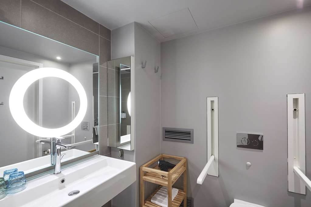 Scandic Frankfurt Museumsufer rooms standard accessible bathroom