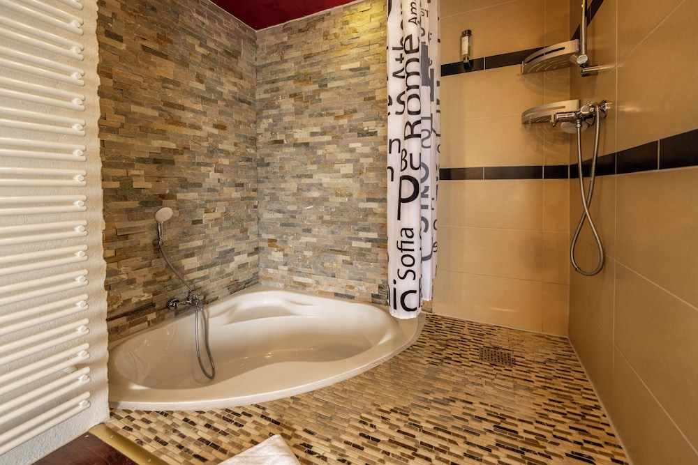Deep soaking bathtub