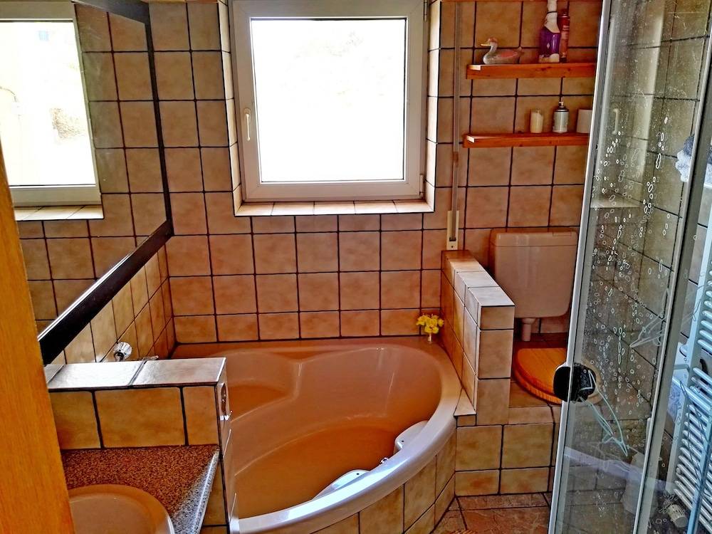 Deep soaking bathtub