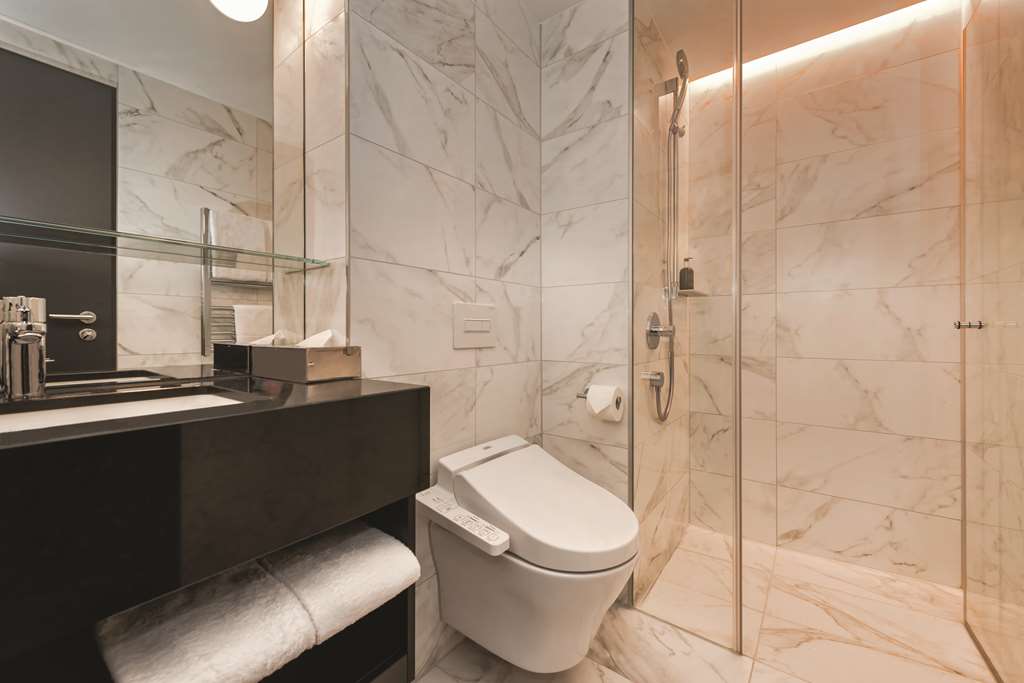 adina apartment hotel frankfurt two bedroom apartment bathroom