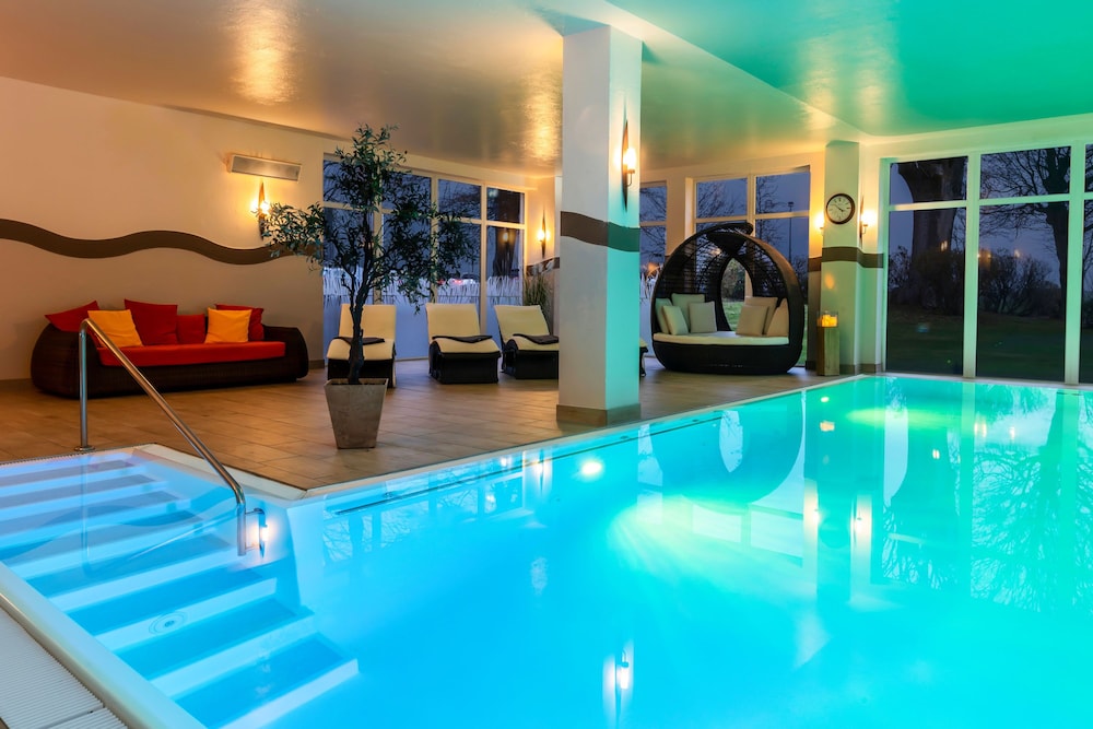 Exercise/lap pool