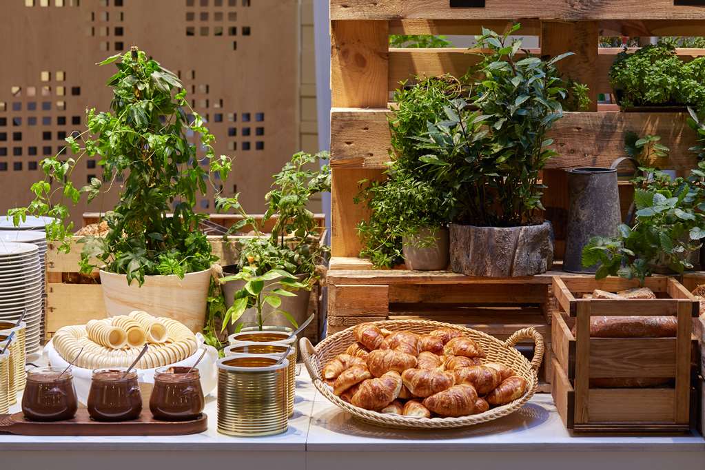 Scandic Berlin Potsdamer Platz restaurant breakfast croissants